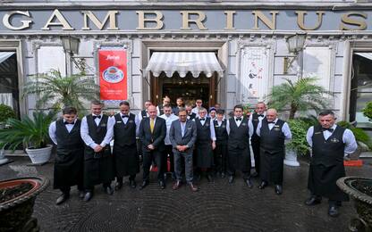 Morte Napolitano, al caffè Gambrinus minuto di silenzio e applausi