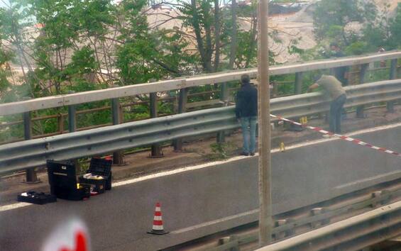 Trieste, cadavere appeso al guard rail: si vagliano immagini telecamere per il movente