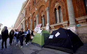 Un momento della protesta degli studenti in tenda contro il caro affitti davanti all'Università Statale a Milano, 3 febbraio 2023.ANSA/MOURAD BALTI TOUATI