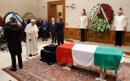 Morte Napolitano, Papa Francesco alla camera ardente in Senato. VIDEO