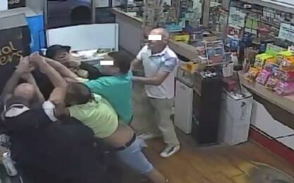 Pompei, tenta rapina in un bar: cacciato da dipendenti e clienti VIDEO