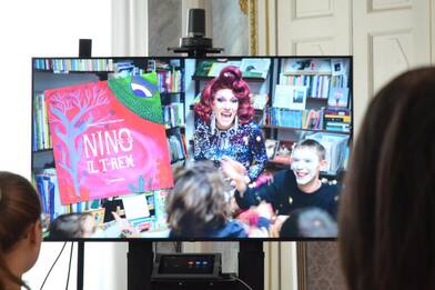 Aosta, drag queen leggerà libro a bimbi in biblioteca: la Lega insorge