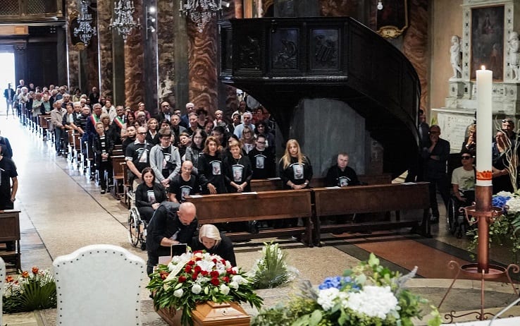 I funerali di Giuseppe Aversa, una delle vittime della tragedia di Brandizzo