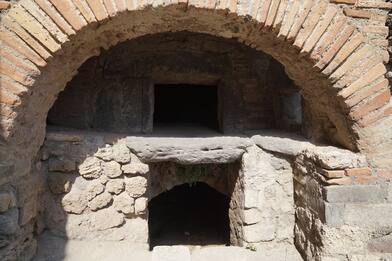 Pompei, scritte elettorali sui muri provano esistenza voto di scambio