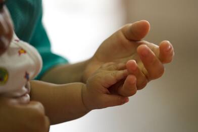 Adozioni, Consulta: "Sì ai rapporti dei figli con famiglia d'origine"