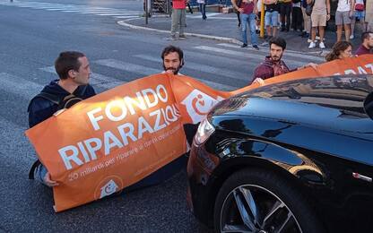 Attivisti di Ultima Generazione bloccano il traffico a Roma. Video
