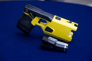 Bologna, quindicenne usa taser a scuola su un compagno: denunciato