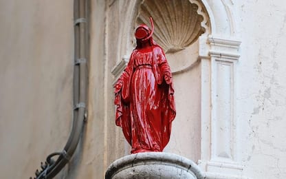 Venezia, statua Madonna con maschera sub come provocazione artistica