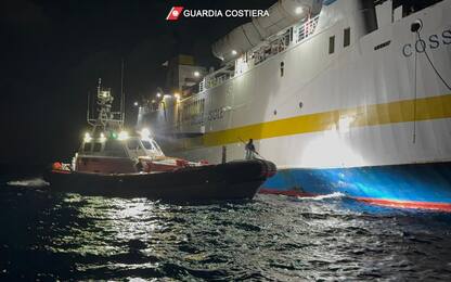 Migranti, ancora sbarchi. Rogo su nave per trasferimento da Lampedusa