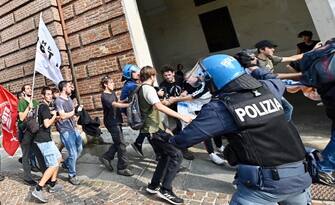 Clashes between demonstrators, Carabinieri and police deployed to guarantee the arrival of Prime Minister Giorgia Meloni for the summit on the Regions in Turin, Italy, 03 October 2023
ANSA/ALESSANDRO DI MARCO