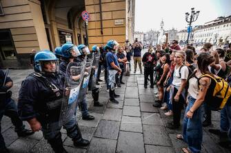 Manifestazione di protesta degli studenti contro l'arrivo del primo ministro Giorgia Meloni in città per evento conferenza Regioni. Torino 03 ottobre 2023 ANSA/TINO ROMANO