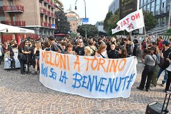 Corteo studenti contro il governo Meloni a Torino, 3 ottobre 2023. ANSA/ALESSANDRO DI MARCO