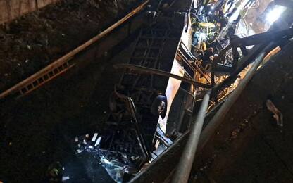 Mestre, pullman precipita da sopraelevata: morti e feriti. FOTO