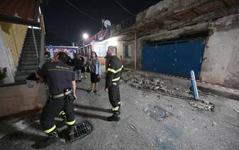 Terremoto Campi Flegrei, gente in strada e calcinacci caduti