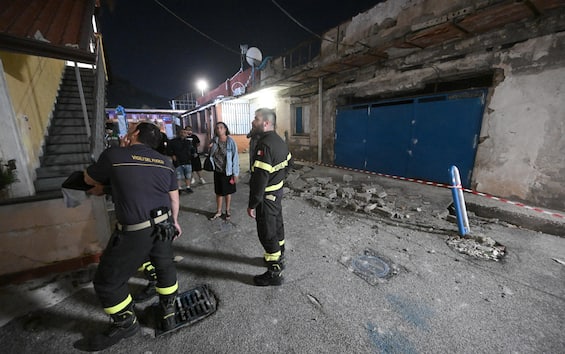 Terremoto Campi Flegrei, sentito anche a Napoli. Caduta calcinacci e gente in strada. FOTO