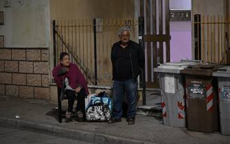 Terremoto Campi Flegrei, gente in strada e calcinacci caduti