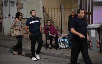 Terremoto Campi Flegrei, gente in strada e calcinacci caduti