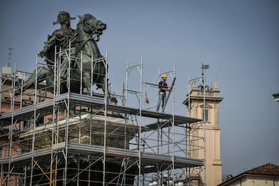 Ripulita statua Vittorio Emanuele a Milano imbrattata dagli attivisti