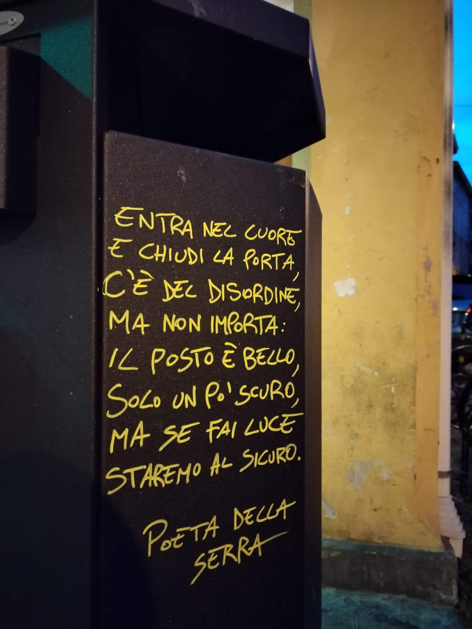 poesia di Poeta della Serra su cassonetto Roma