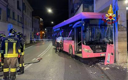 Incidente a Mestre, bus finisce fuori strada: un ferito e 14 contusi