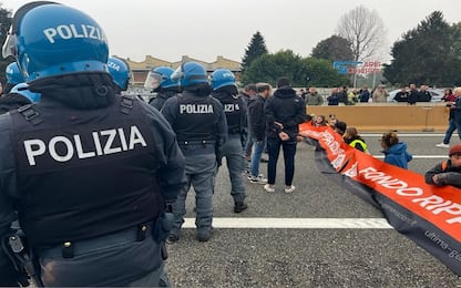 Attivisti di Ultima Generazione bloccano l'autostrada A4 Torino Milano