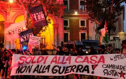 Roma, proteste contro Salvini: studenti bruciano modellino del ponte