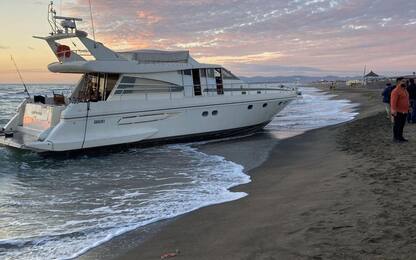 Fregene, yacht fantasma arenato sulla spiaggia: abbandonato per avaria