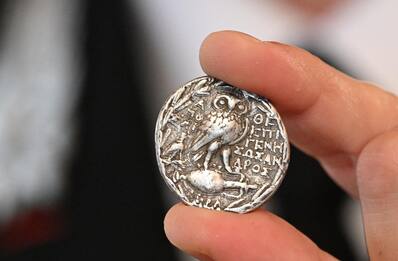 Monete dell'antica Grecia vendute online: sequestro a Monza
