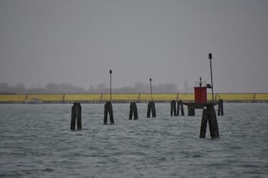 Acqua alta a Venezia, paratoie del Mose in azione in Laguna