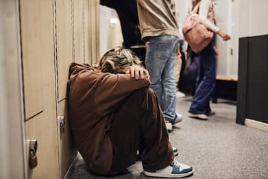 Bullismo, 13enne picchiato a scuola finisce in ospedale