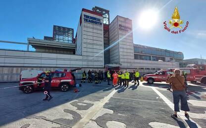 Incendio al terminal traghetti di Genova: tre persone intossicate