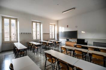 Napoli, studente 15enne sferra pugno a una docente a scuola