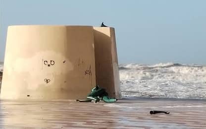 Maltempo, statua della Ballerina spazzata via dal mare a Livorno