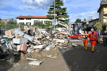 Översvämningar i Toscana: Bagnoloströmmen i norra delen av Prato svämmar över och omger…