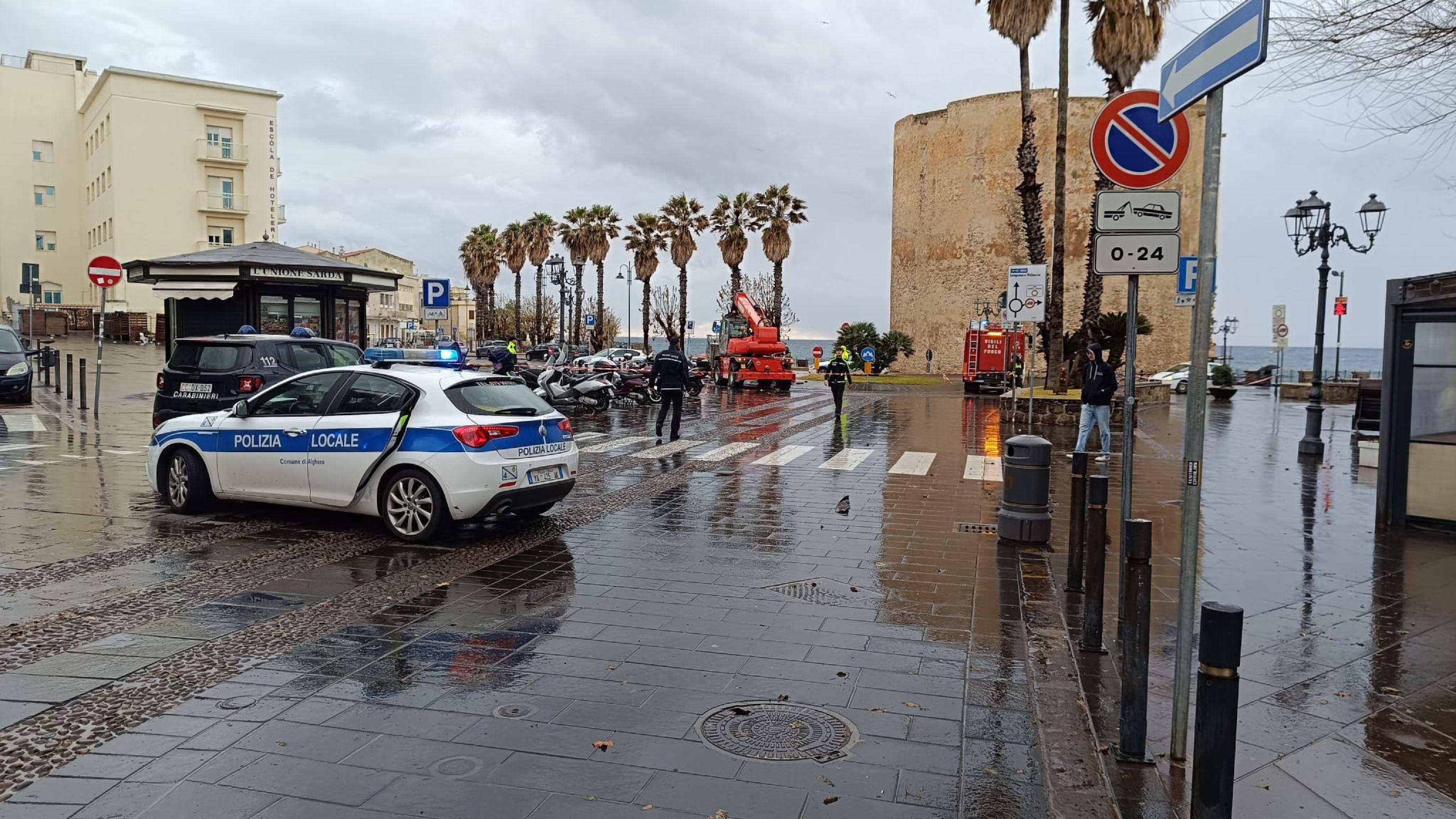 I rilievi nel punto dove una donna di 59 anni è stata travolta e uccisa da un'autogru mentre attraversava la strada, in piazza Sulis, nel centro di Alghero, 9 novembre 2023. ANSA