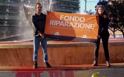Ultima Generazione, attivisti imbrattano fontana a Catania. FOTO