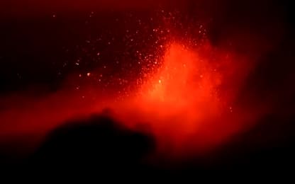 Sicilia, spettacolare eruzione dal vulcano Etna. VIDEO