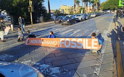 Cagliari, attivisti Ultima Generazione bloccano strada nel centro