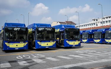 Bus fermi al deposito Gtt, l'azienda trasporti torinese, per lo sciopero dei mezzi pubblici. 