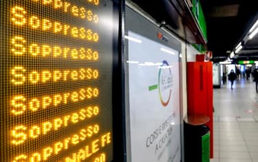 En lokal kollektivtrafikstrejk kallad av Cgil Cisl och Uil väntas i Milano, han kommer att hoppa över arbetet i fyra timmar från 8.45 till 12.45, Milano, 14 januari 2022.  ATM har bekräftat att tre av fyra tunnelbanelinjer har stoppats.  Tjänsten återupptas som vanligt kl 12.45.  ANSA/BALTI TOUATI