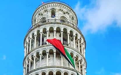 Sciopero studenti, bandiera della Palestina sulla Torre di Pisa