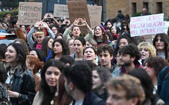 Un momento del corteo dopo il presidio per Giulia Cecchettin all'Università La Sapienza di Roma, 20 novembre 2023.          ANSA/MAURIZIO BRAMBATTI