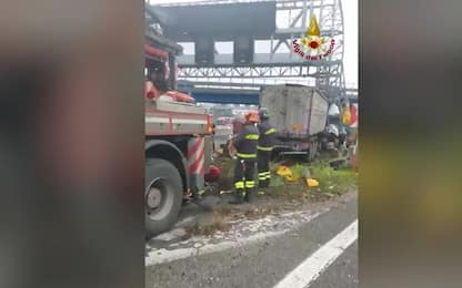 Tir si schianta lungo la A4 nel Milanese: un morto e un ferito