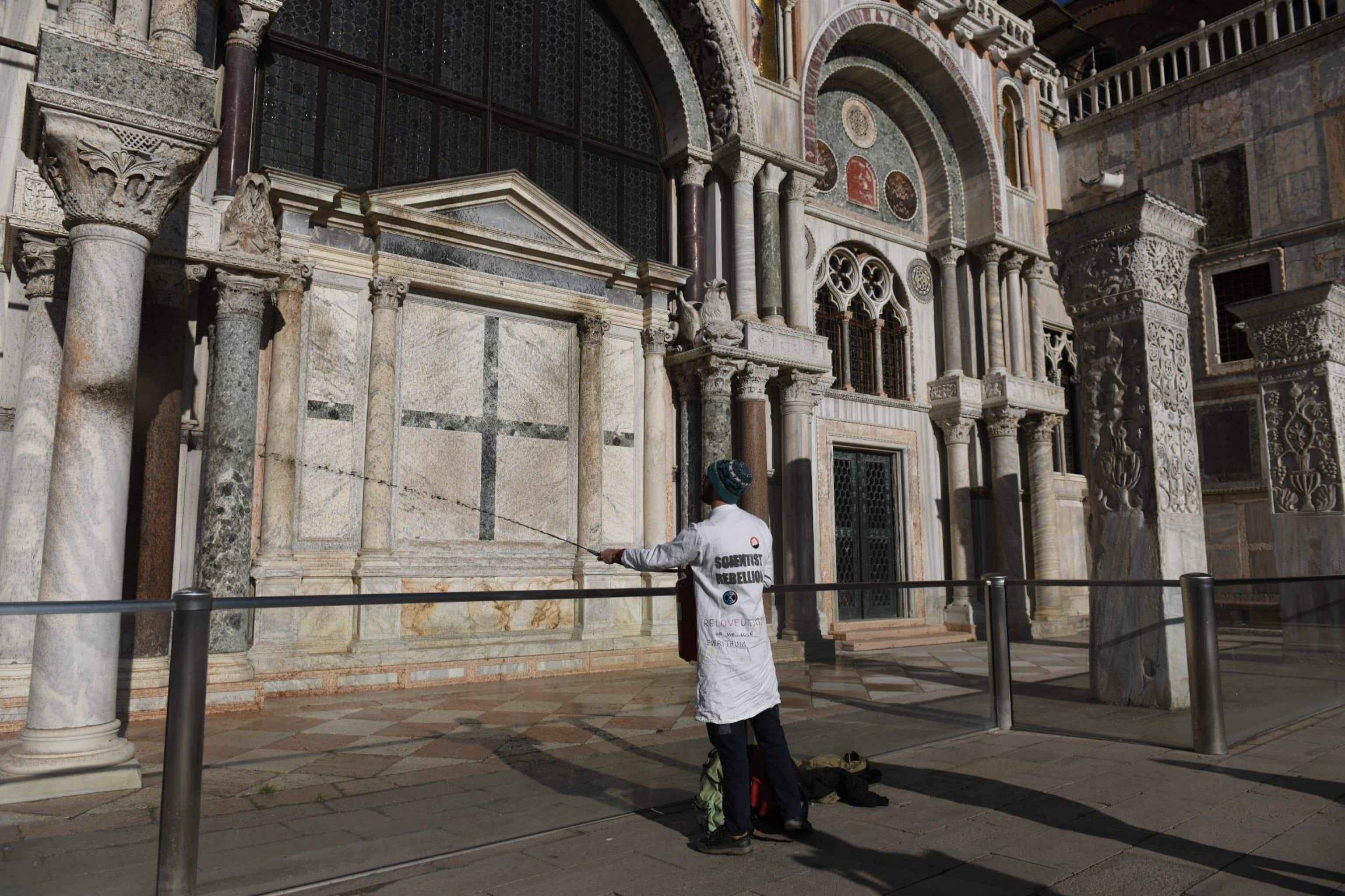Attivisti per il clima hanno imbrattato poco fa l'esterno della Basilica di San Marco nel corso di un'azione che hanno definito "un allarme anti-incendio" a Venezia,  7 dicembre 2023. 
ANSA/Edoardo Fioretto
