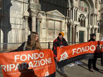 Venezia, attivisti clima sparano Nesquik e fango su San Marco. FOTO