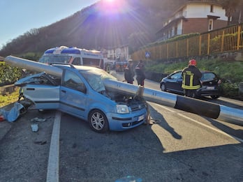 Bergamo, palo cade da un camion e trafigge un'auto: conducente illesa