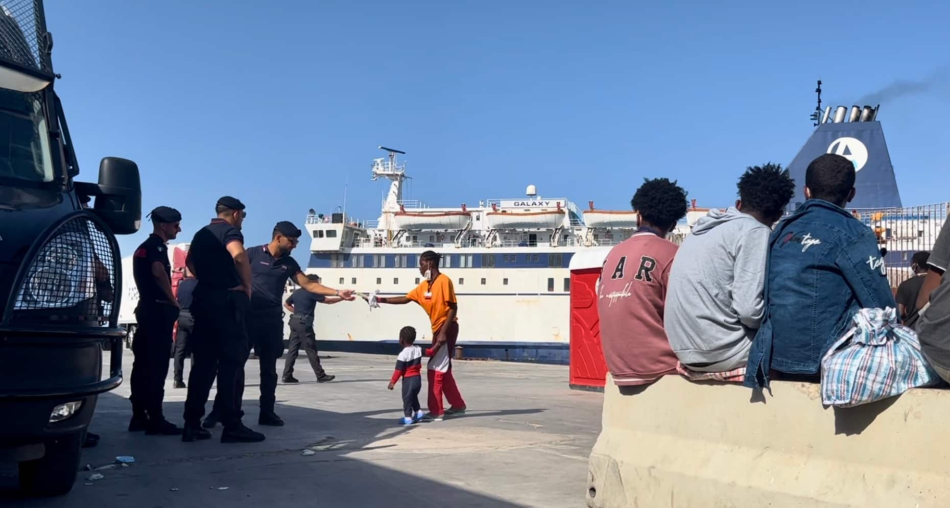Imbarco di migranti al molo commerciale di Lampedusa