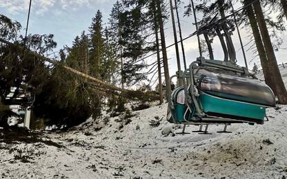 Alto Adige, alberi cadono sulla seggiovia per il vento: sette feriti