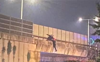Bari, carabinieri salvano donna che voleva gettarsi da un ponte