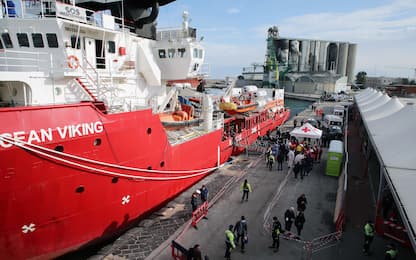 Migranti, la nave Ocean Viking è in stato di fermo nel porto di Bari